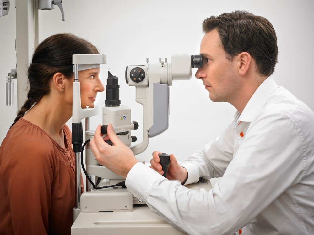 Optiker og kunde under synsundersøkelsen
